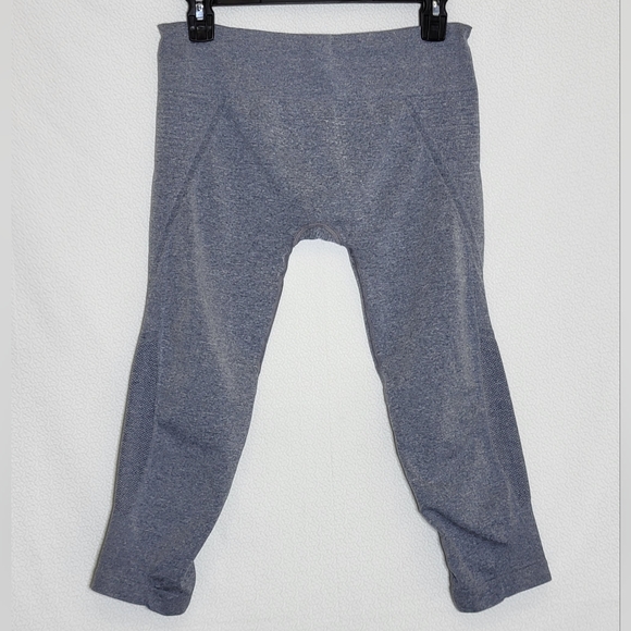Athleta Breakthrough Seamless Capri Leggings Size Medium - Picture 3 of 5